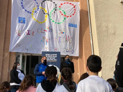 Une médaillée olympique en visite à l'école 
