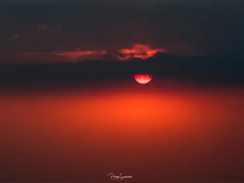 Réunion : Une lune "rouge  sang" immortalisée au Piton de la...