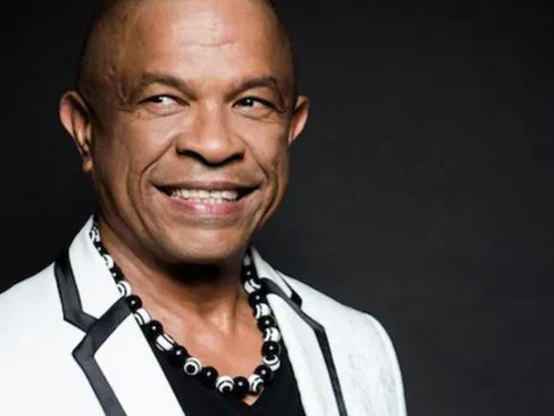 FRANCKY VINCENT : LE CHANTEUR DEVIENT CHEVALIER DE L’ORDRE DES ARTS...