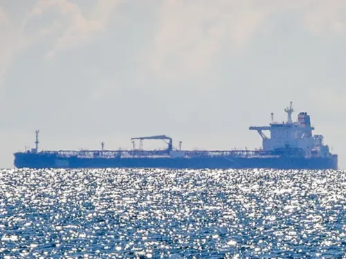 Survols de drones : un navire fantôme russe sous surveillance au...