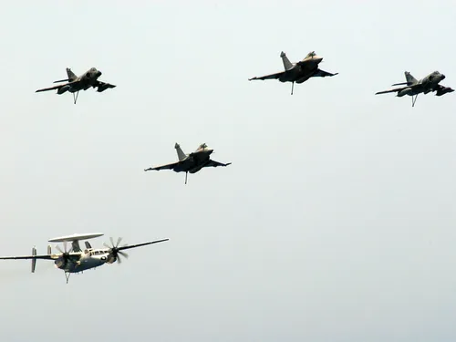 Des Rafales dans l'Ouest : la Défense nationale s’entraîne en Bretagne