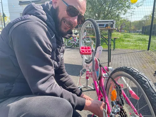 A Hautmont, on apprend à réparer son vélo en équipe avec Actifs
