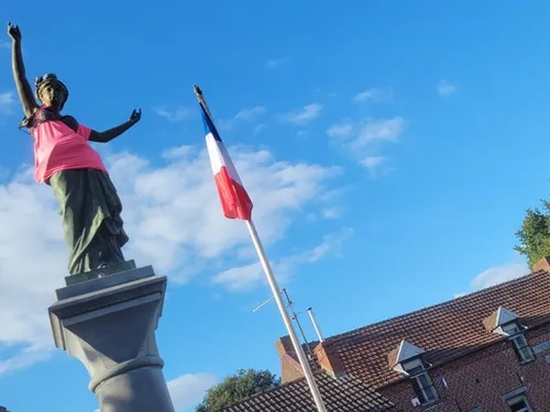 La Flamengrie (59) : une Marianne en rose contre le cancer du sein