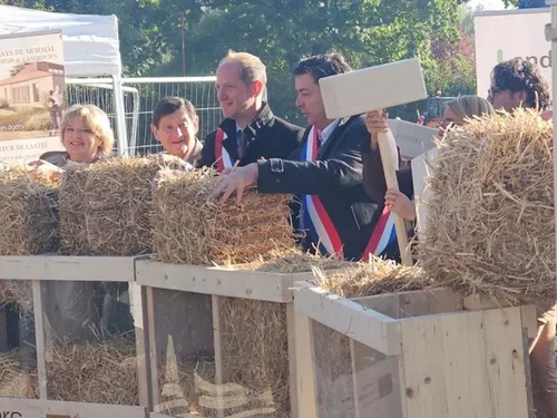 Landrecies : pose des 1ers ballots de paille du nouvel EHPAD 