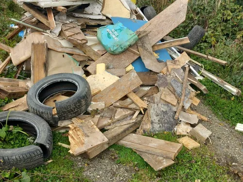 Barzy-en-Thiérache : un important dépôts sauvage de pneus 