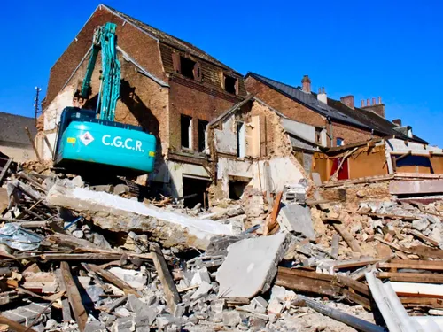 Hirson : démolition de la friche « Le Roi du Meuble » 