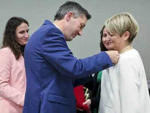 Avesnes-sur-Helpe : les honneurs pour la sous-préfète 