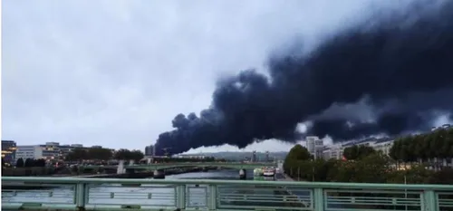 Incendie Seveso à Rouen - Des nuages de fumées dispersés vers la...
