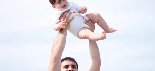 Le congé paternité va passer à 28 jours et sera en partie obligatoire