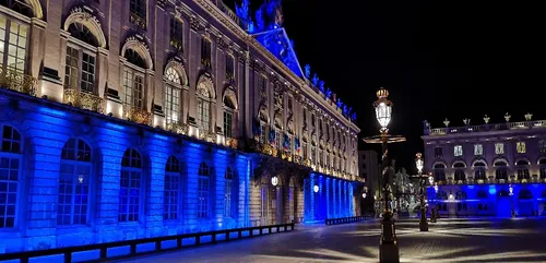 Nancy: la place Stanislas en bleu en hommage aux gendarmes du...