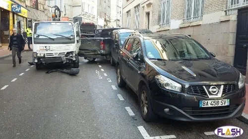 Frein à main d'une nacelle mal serré : plusieurs voitures endommagées