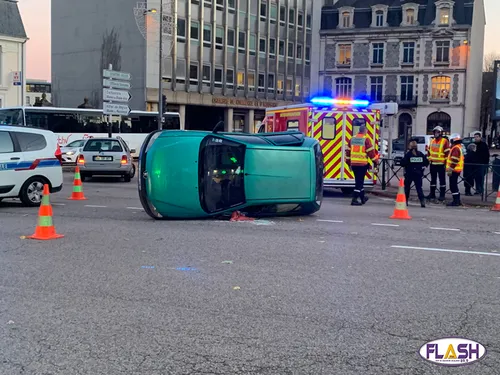 Une voiture sur le flanc place Jourdan
