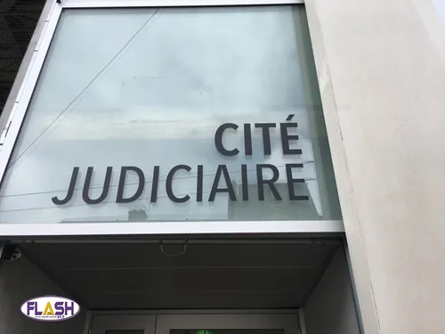 Sans raisons l'accusé frappe violemment un invité avec une pelle