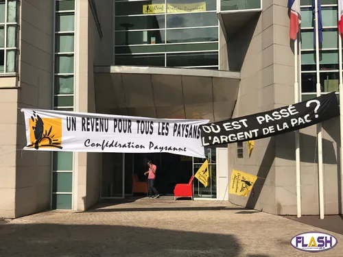 La confédération paysanne investie les locaux de l'Agence de...