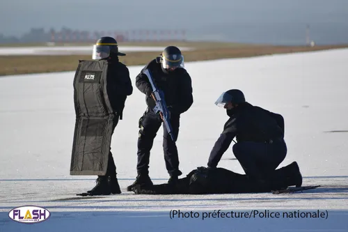 Exercice de simulation d'attaque terroriste à l'aéroport de Limoges