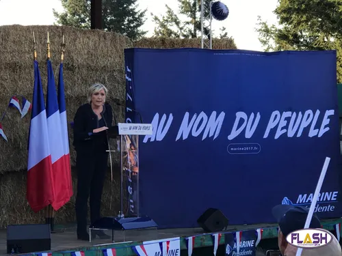 Meeting de Marine le Pen dans la cour d'une ferme de Pageas en...