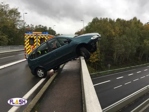 Accident spectaculaire : une voiture en équilibre