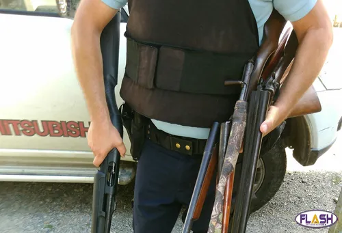 Un individu alcoolisé tire des coups de feu et se retranche