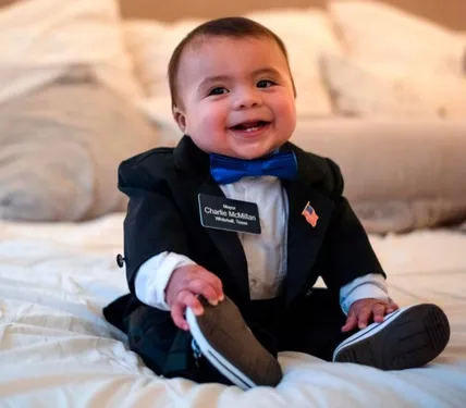 Etats-Unis : un bébé de 7 mois nommé maire d’une ville du Texas
