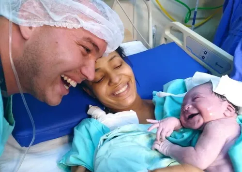 Un bébé sourit à son papa le jour de sa naissance en reconnaissant...