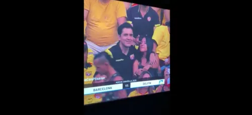 Un homme pris en flagrant délit d’adultère par la « Kiss Cam » lors...