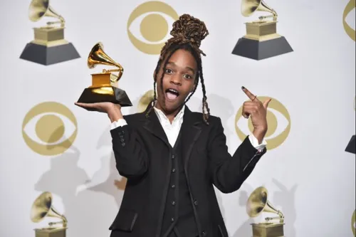 Koffee devient la plus jeune artiste et la première femme à gagner...