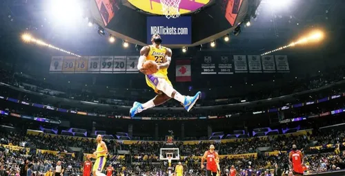 LeBron James réalise un dunk impressionnant contre Houston