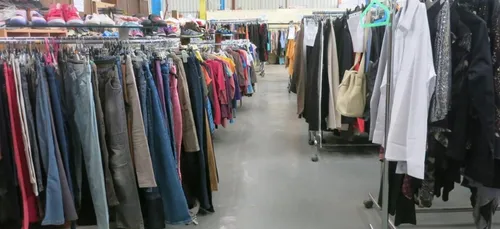 Opération Tous les vêtements à 1 euro chez Emmaüs