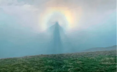 Un randonneur photographie une silhouette angélique dans le ciel...