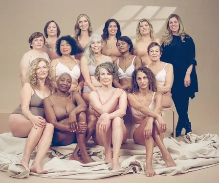 Une marque de lingerie célèbre les corps des femmes âgées de 50 à...