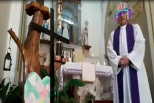 (Vidéo) Confinés, des prêtres italiens diffusent la messe en...