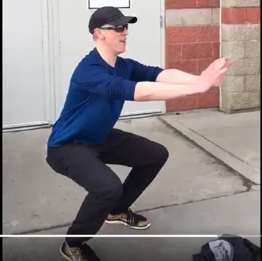 Confinement : Il donne un cours de sport dans la file d’attente...