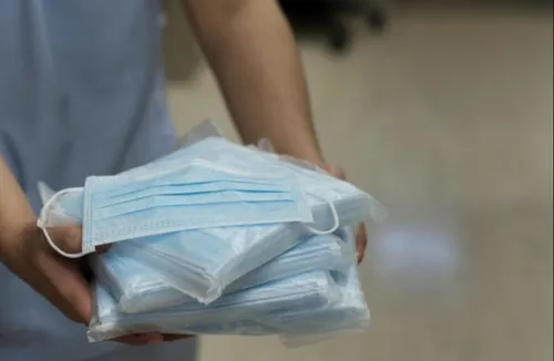 Des masques grand public seront disponibles dès le 4 mai pour les...