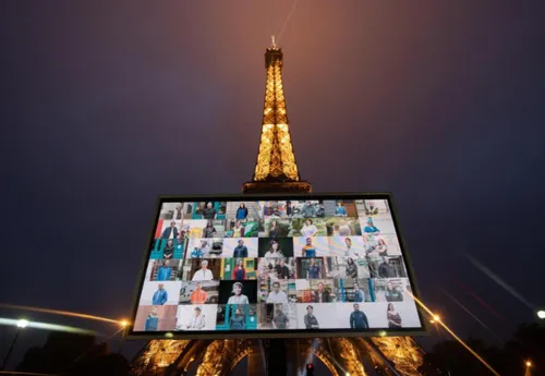 La Tour Eiffel rend hommage aux professionnels et bénévoles...