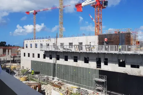 Le déconfinement permet la reprise du chantier de construction du...
