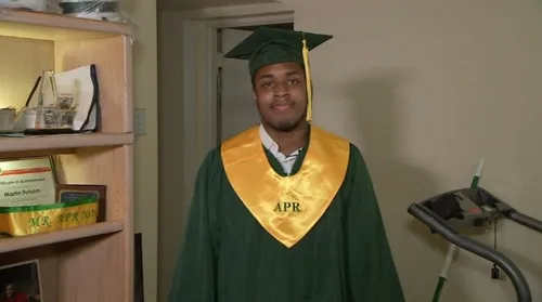 Un élève sans-abri parvient à obtenir son diplôme et à devenir le...