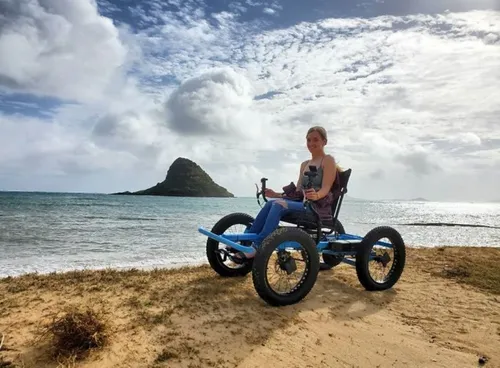 Il conçoit un fauteuil roulant tout-terrain à sa femme paralysée...