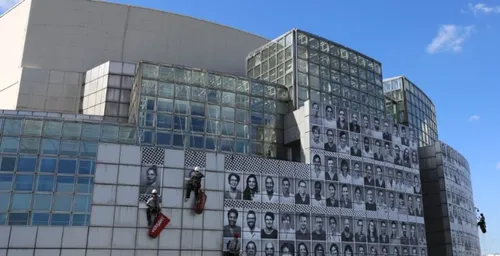 A Paris, une fresque de 500 portraits de soignants est exposée sur...