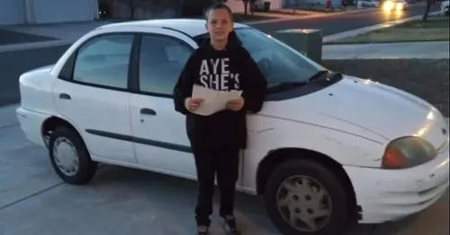 A 13 ans, il travaille et troque sa console de jeux pour offrir une...