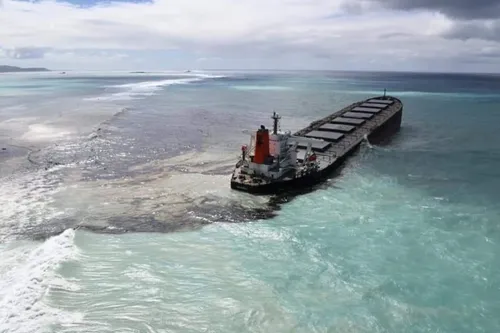 Plusieurs plages polluées à l’Ile Maurice deviennent noires suite...
