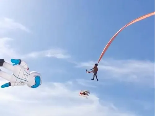 Un cerf-volant agrippe une fillette et la fait voler à une dizaine...