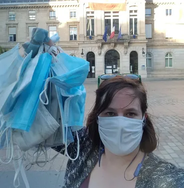 Pour rentrer du travail, une femme marche 7 km et en profite pour...