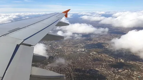 Covid-19 : contrôles renforcés et trafic aérien réduit entre la...