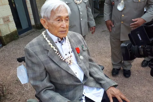 Remise de la Légion d’honneur à Ari Wong Kim, dernier survivant...