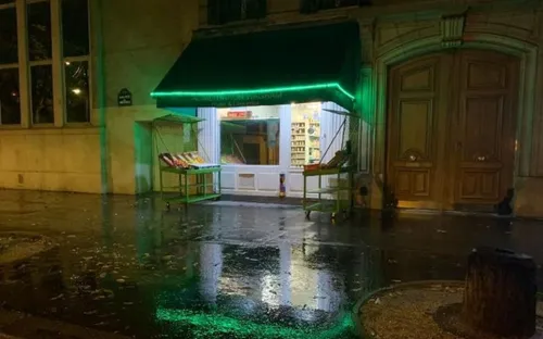 Covid-19 : fermeture dès 22 heures de certains commerces à Paris,...