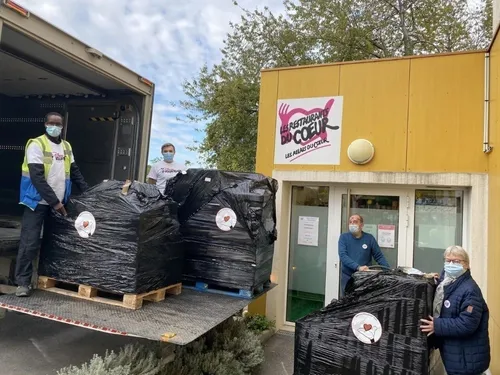 Disneyland Paris fait don de plusieurs tonnes de nourriture à des...