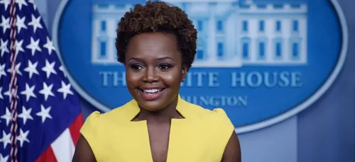 Karine Jean-Pierre monte au pupitre de la Maison Blanche et marque...