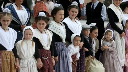 [ CULTURE ] Arles : Eugénie, 10 ans, à nouveau couronnée Maio de...