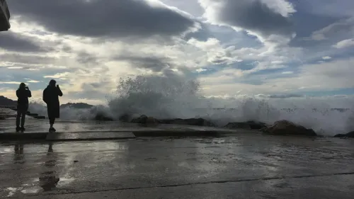 [ METEO - FRANCE ] Fortes vagues : les Bouches-du-Rhône placées en...