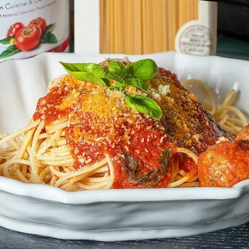 Spaghetti, sauce tomate et boulettes polpettes